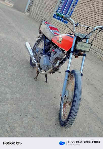 السلام عليكم دراجه للبيع الدراجه خير من الله نضيفه تواير جديده شاصي مكفول محرك نضيف السعر ٣٥٠ وهاذ رقمي *********** مكاني ميسان
