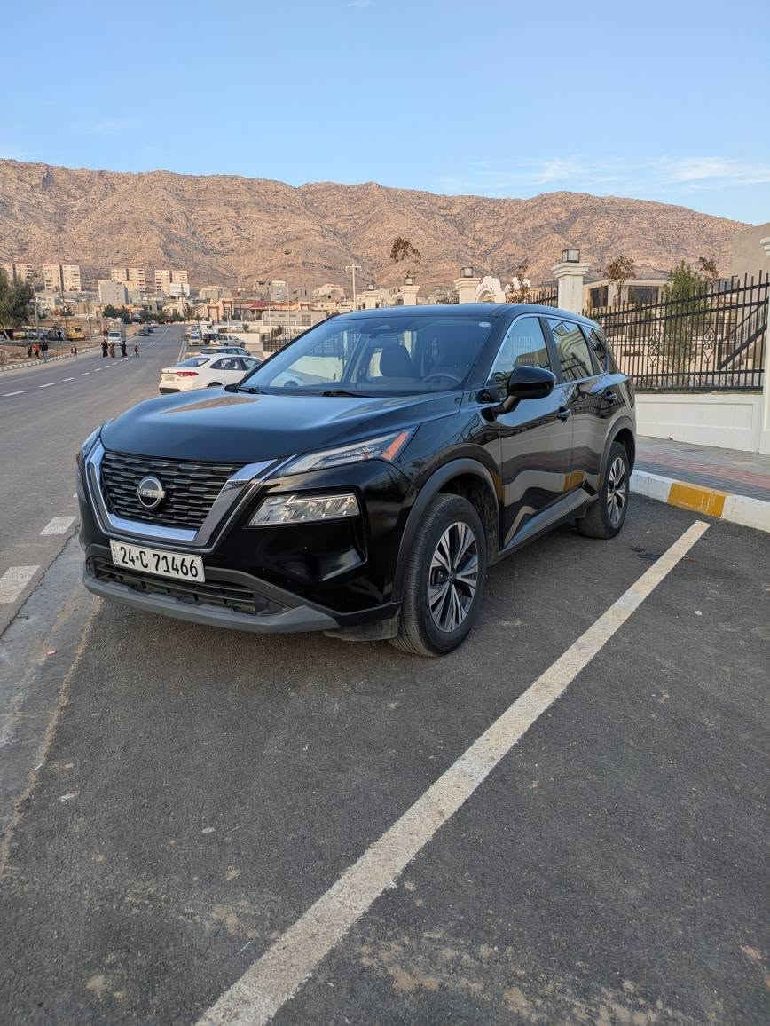 NISSAN ROGUE SV 2023 AWD
نظام الدفع:  (AWD)
ناقل الحركة: أوتوماتيك CVT.
المواصفات الخارجية (SV):
إضاءة LED (لايتات أمامية وخلفية).
بصمة أبواب (دخول ذكي).
المواصفات الداخلية والراحة:
مقعد سائق قابل للتعديل كهربائي
شاشة معلومات وترفيه تعمل باللمس
تشغيل عن بعد + بصمة تشغيل.
نظام تبريد لمس (قطعيتن).
الأمان والتقنيات:
رادار أمامي (تحديد مسار/تنبيه اصطدام).
رادار جانبي (نقاط عمياء) + رادار خلفي.
كاميرا خلفي
فرامل يد كهربائية (Auto Hold).
نظام القيادة شبه الذاتية ProPilot Assist.
خيارات إضافية (ميدنايت/SV premium)
سعر 170 ومجال بيع او تبديل
صور حادث بالمنشور
رقم شاصي
5N1BT3BB0PC822530
رقم موبايل/ واتساب + فايبر
*********** دهوك, العراق
