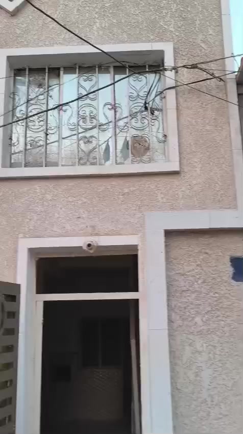 مشتمل للايجار غرفتين يوم مطبخ حمام منطقه السكلات ب 13 شارع المدارس الجاره 200,000 رقم الهاتف ***********
