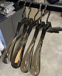 من. رخصة الادمن  يتوفر علاقات محل البسة مستعملة قليلاً. نوعية ( فاخرة)...