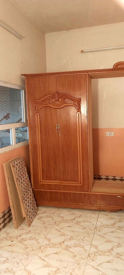 للبيع كنتور سليمانية صاج عراقي تفصال العرض اربع امتار 8 بوب الوسط مال فراش والاطراف بابين اعتيادي كل طرف السعر 300 وبي مجال 
*********** كركوك, العراق
