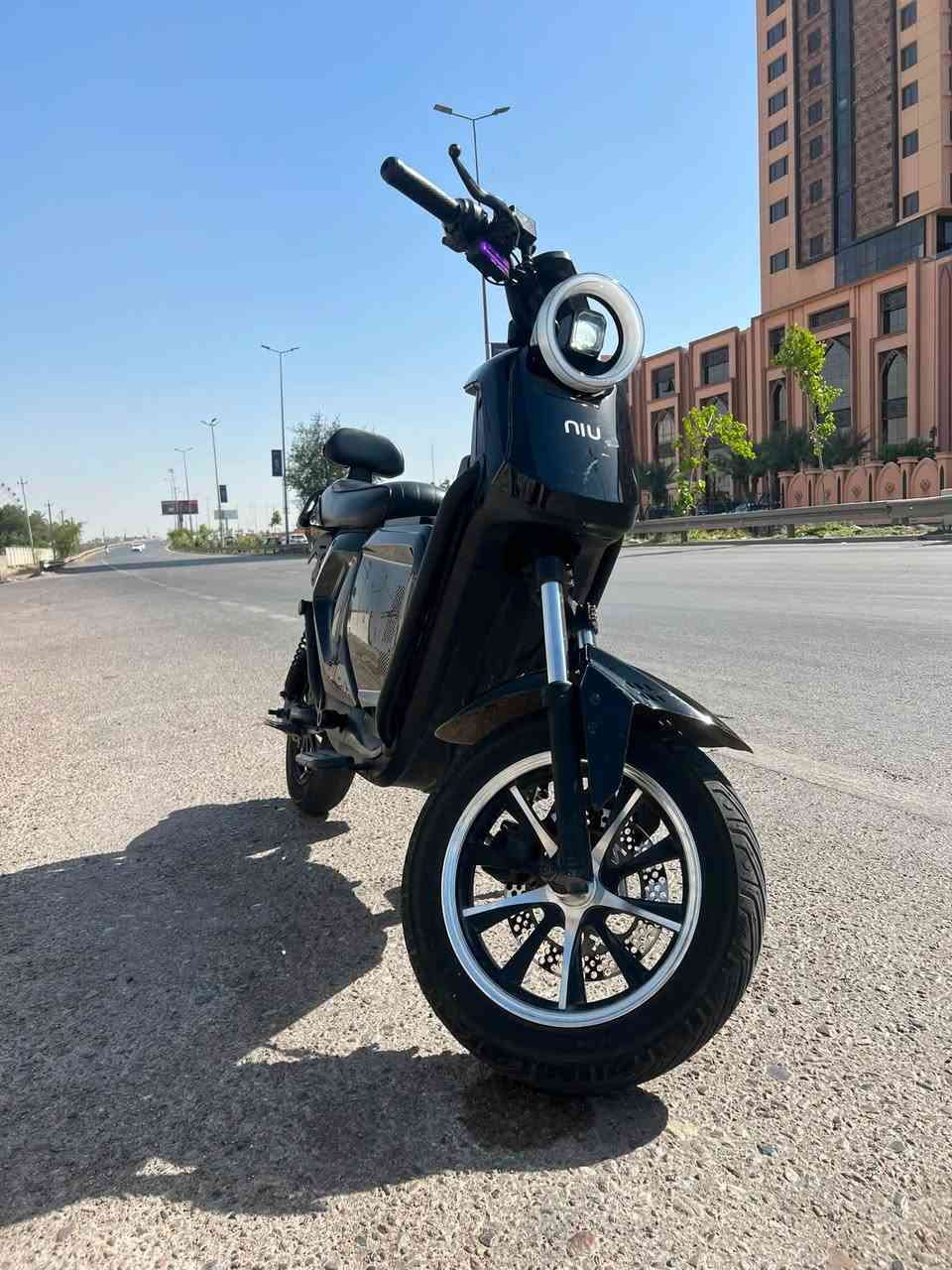 من اكثر الدراجات اللي اثبتت جدارتهة بالشارع
والجانيهة يعرف شلون راقية
دراجة شحن ماركة niu
المحرك: 2000 واط أداء عملي للاستخدام اليومي
البطارية: ليثيوم فوسفات الحديد الثلاثي 
السعة: 40 أمبير 60 فولت
مناسبة للتنقل داخل المدينة والطرق غير المستوية
هيكل متين وثبات جيد أثناء القيادة

تمشيك ٦٥ كيلو الى ٨٠ حسب الوزن والسرعة

الدراجة جاهزة من الاخير بس اشحن وكضي بيهة امورك

شاحنتهة الاصلية موجودة 
العنوان بغداد البياع شارع عشرين 

***********
