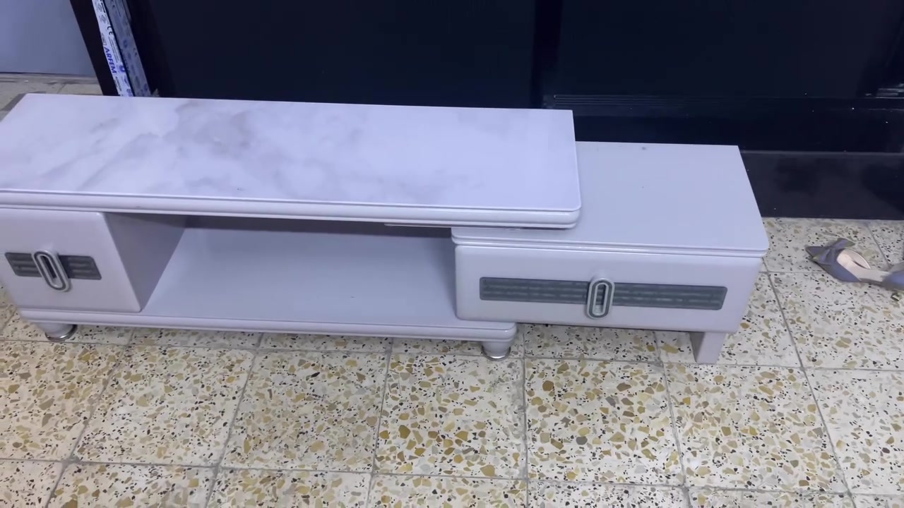 ميز تلفزيون جديد اشتريتة وطلع صغير على تلفزيوني واريده 100الف هذا رقمي ***********
