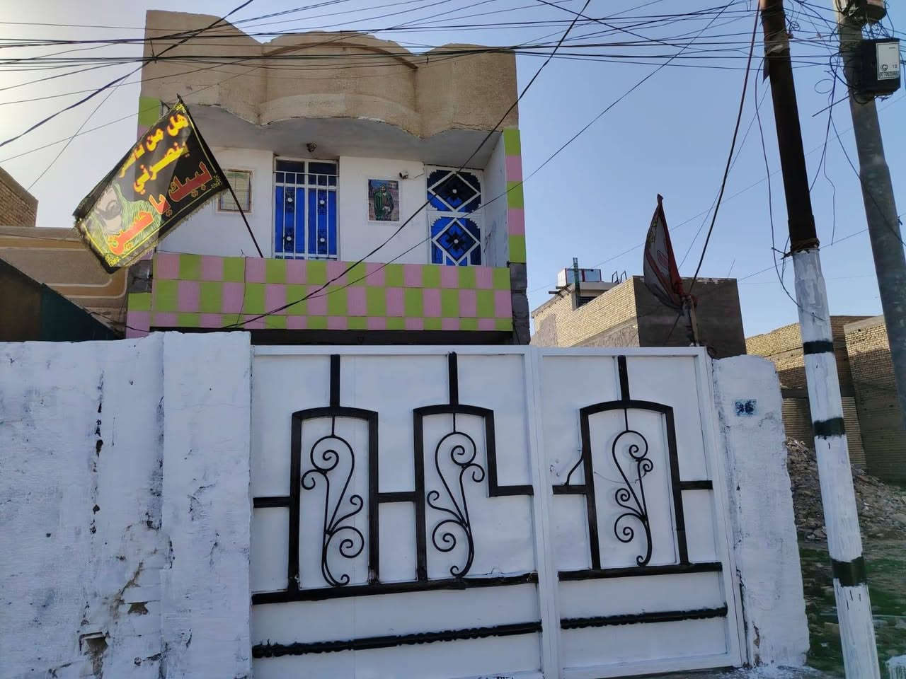 السلام عليكم دار للبيع في منطقه الحسينيه الراشديه شارع سكلات شارع الشبكه رقم الهاتف*********** والاتصال على الخاص
