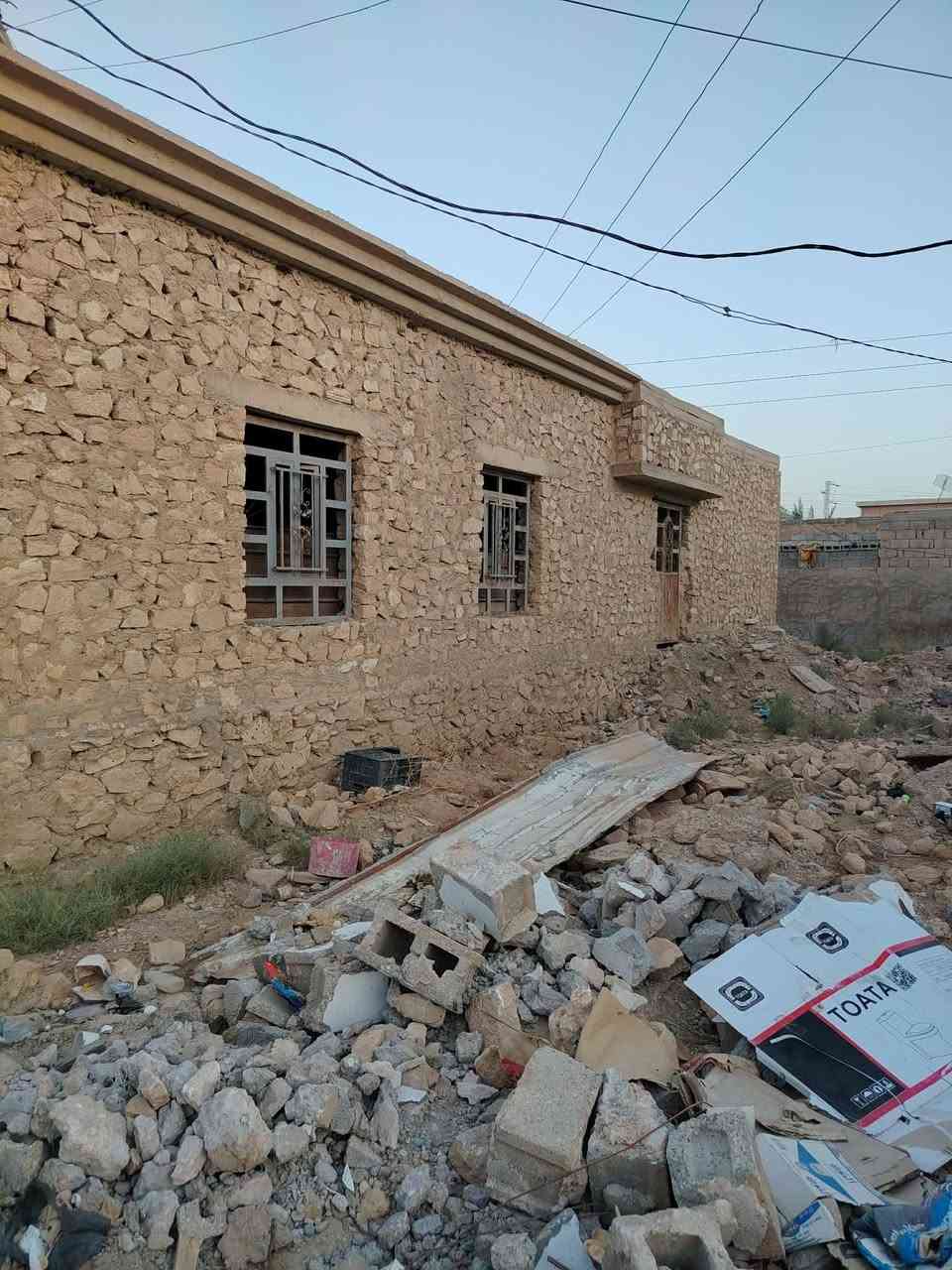 بيت مع قطعة للبيع الموقع بضهر معمل الغاز معاملت الطابو ماشين بيهة مكان هيت ***********
