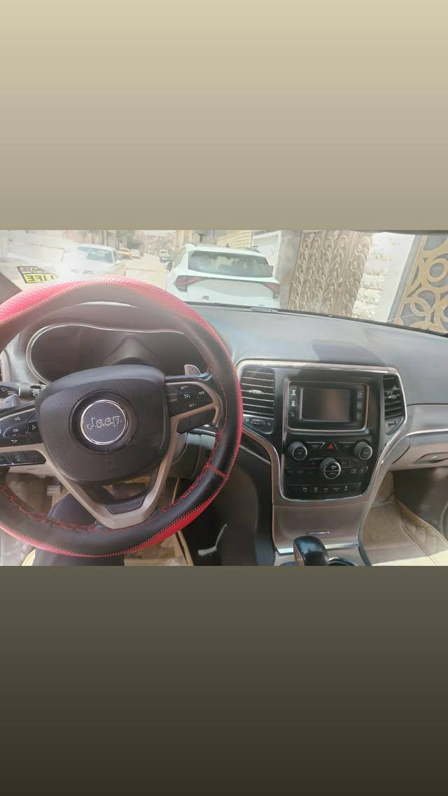 جيب كراند شيروكي
موديل ٢٠١٧
وارد امريكي 
حادثها جاملغ وبنيد فقط
مواصفات limited فول عدا الفتحة والشاشة
السعر المطلوب 180 وبيهة مجال بسيط 
*********** يوجد واتساب
