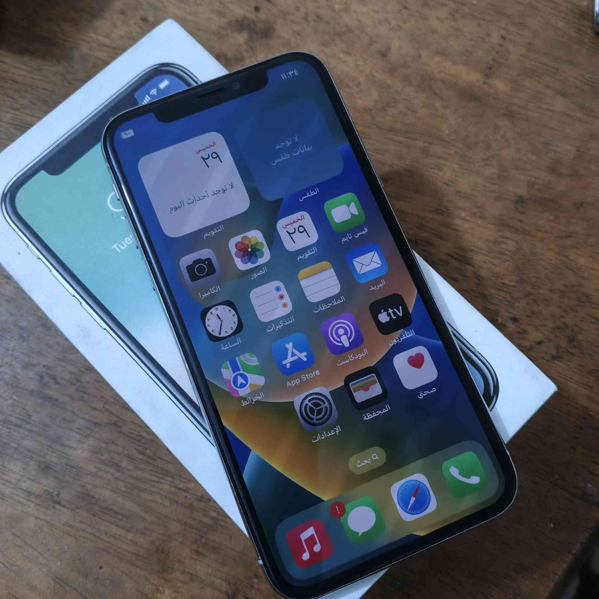 ايفون X نظافة 100% مكفول الجهاز ذاكره 265 تحتوي علبة ع كيبل شحن فقط السعر 150 وبي مجال قليل للاستفسار الاتصال ***********
