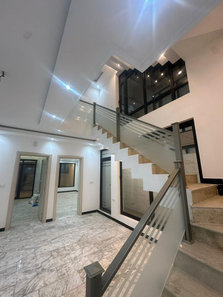 بيت للايجار في السيدية ايجارة - مليونين - ✅✅
البيت جديد غير مسكون درجة اولى 🪞
مساحتة 150م جديد درجة اولى يحتوي على اربع غرف نوم 
وصالة ومطبخ 

للتواصل 
***********
