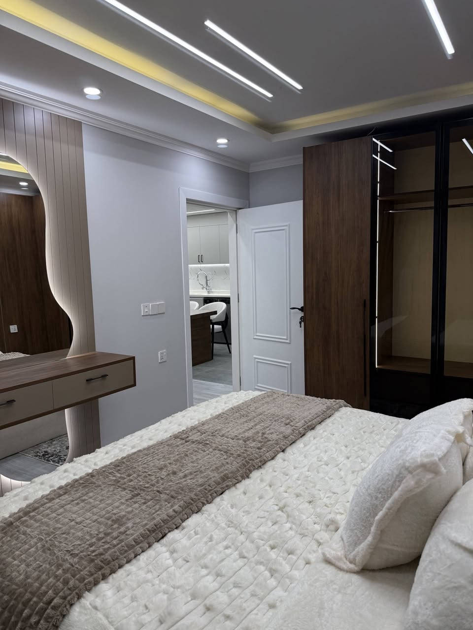 🔥#شقةللبيع #شوقەبۆفرۆشتن 🔥
#اربيل #هەولێر #العیراق #عیراق #اربيل 

✔ مصممة بتصميم فاخر وراقي
✔ الموقع: اربيل - مجمع واو تاور 
✔ #واو تاور في مربع الذهبي 
✔ الحالة: مؤثثة بالكامل بأثاث فاخر. 
✔ المساحة: 90 متر 
✔ التفاصيل: غرفە نوم + صالة 
‌✔ الطابق 13
✔ مجمع متكامل بالخدمات
✔ سيكوريتي على مدار الساعة
✔ كهرباء وماء 24/7

📞 للاستفسار والتواصل:

واتساب:

  0750 957 28 48
0770 957 28 48 

‏‎

‏‎#اربیل #کوردستان #عراق  #عیراق  #العیراق  #کردستان  #کردستان_عراق  #بغداد  #بصرة  #موصل  #الایجار  #اجارات  #شقة_الإیجار #هەولێر #شووقە_بۆ_کرێ #شووقە_بۆفرۆشتن #شقة_للبیع 
‏#erbil #kurdistan #iraq #hawler #baghdad #basra #rent #apartment #property #propertyfinder #royatowerserbil #royatower
