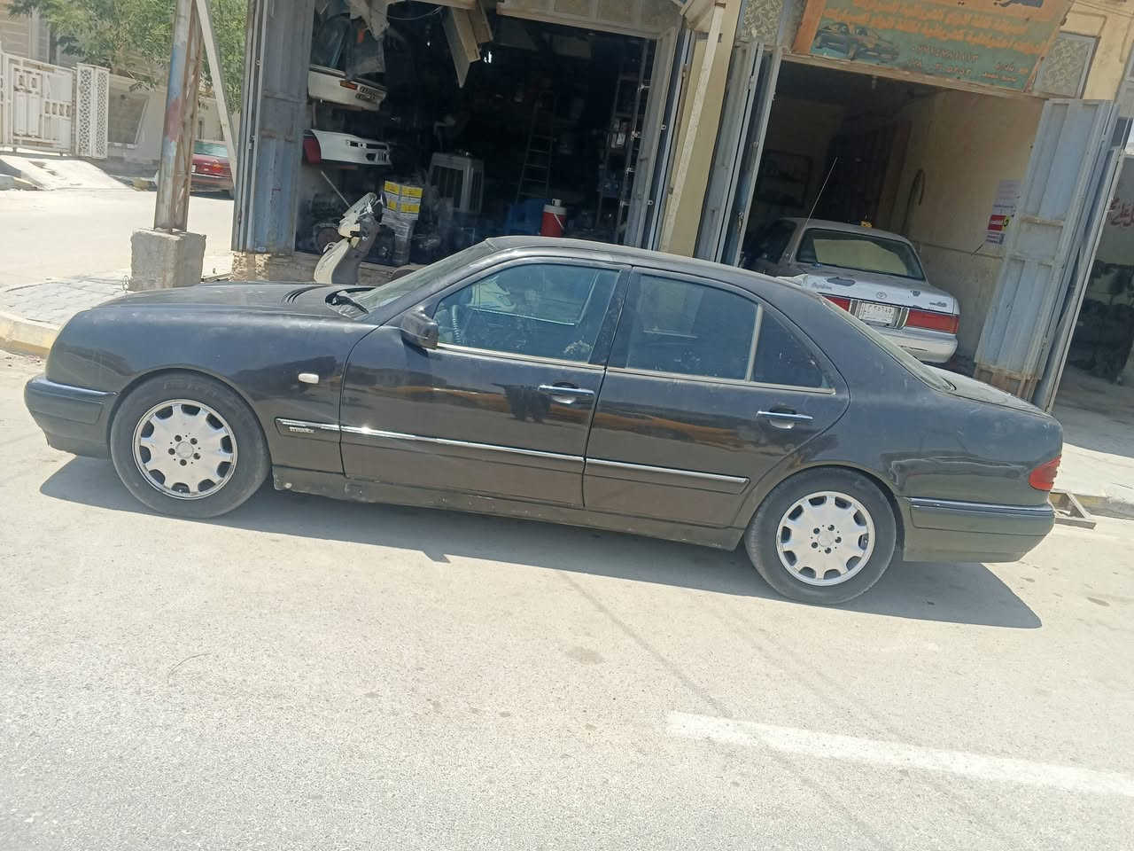 السلام عليكم 
مرسيدس ام عيون 95 بأسمي جاهزه من جميع النواحي حداديه تبريد تخم تاير محرك كير اكسل كفاله عامه مصبوغه حزام فقط للجماليه القماره مابيها صبغ . واسط قضاء الحي ***********
