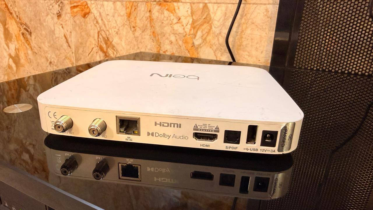 جهاز beIN 4K Media Server (الأبيض) الأصلي بحالة ممتازة مع كافة الملحقات والميزات الذكية!
للبيع جهاز استقبال وقنوات beIN الفاخر (الجيل الذكي الأبيض) الذي يدعم دقة 4K Ultra HD الحقيقية. الجهاز مستعمل نظيف جداً وبحالة الوكالة، ويعد من الفئات العليا (Media Server) التي تحوّل شاشتك إلى منصة ترفيهية متكاملة بفضل مواصفاته التقنية الخارقة وسرعته العالية في الأداء.

📊 الميزات الذكية الحصرية المتاحة في الجهاز:
 ✅ منصات الترفيه العالمية: يحتوي الجهاز على تطبيقات مدمجة مسبقاً لتشغيل YouTube و Netflix مباشرة على الشاشة دون الحاجة لشاشة سمارت.
 ✅ خدمة الفيديو حسب الطلب (On Demand): الوصول إلى مكتبة ضخمة من الأفلام والمسلسلات وقنوات الـ On Demand الترفيهية لمشاهدتها في أي وقت.
 ✅ التحكم بالبث المباشر (Restart): ميزة إعادة البرنامج أو المباراة من البداية أثناء عرضها على البث المباشر، حتى لا يفوتك أي تفصيل. ( يعني شبابنا اذا رحت تجيب صمون وطلعت طلبات الاهل بنص مشاهدتك لمباراة فريقك المفضل، لتخاف! گلهم تدللون، ومن ترجع عيد المباراة او رجعها للمكان الي فاتك وكل هذا على البث المباشر ولان انته مميز وعندك هذا الجهاز )
 ✅ التسجيل المتعدد العملاق: بفضل احتوائه على تيونر ثنائي متطور، يتيح لك الجهاز تسجيل 4 برامج أو مباريات مختلفة في نفس الوقت ومتابعة برنامج خامس مباشر دون أي تعارض.
 ✅ سعة تخزينية مدمجة: يحتوي على هارد داخلي كبير (1TB) لتسجيل مئات الساعات من المباريات والبرامج المفضلة بجودة عالية.
 ✅ ميزة المشاهدة في أكثر من غرفة (Multi-room): يدعم مشاركة المحتوى والربط الشبكي الداخلي لتوزيع البث.
🔌 المنافذ الخلفية  المتاحة في الجهاز (كما في الصورة):
 مدخلي ستلايت (IN 1 & IN 2): لتوصيل الإشارة الفضائية المزدوجة لتفعيل ميزات التسجيل والمشاهدة معاً.
 منفذي شاشة (HDMI 1 & HDMI 2): لدعم التوصيل عالي الدقة والشاشات الإضافية.
 منفذ شبكة (LAN / Ethernet): لربط الجهاز بالإنترنت مباشرة لضمان تشغيل يوتيوب ونتفليكس وتحديثات النظام واستقرار البث.
 منفذ USB 2.0: لتوصيل وسائط التخزين الإضافية.
 منفذ صوت رقمي (S/PDIF): لتوصيل الأنظمة الصوتية والمسرح المنزلي بدقة عالية السينمائية.
 منفذ طاقة: بقوة (DC 12V).
📦 الملحقات المشمولة في العرض:
1 جهاز التحكم الأصلي (beIN Remote Control): النظيف تماماً (اللون الأبيض والبنفسجي) مع ميزة التحكم الذكي والبحث.
2 محول الطاقة الأصلي (Power Adapter): الخاص بالجهاز (12V) لتوفير تيار مستقر.

💰 السعر المطلوب:95 الف قابل للتفاوض
 السعر للمجموعة كاملة (الجهاز + الريموت + المحول)

📞 للتواصل والشراء
 المكان: بغداد.
للشراي التواصل على الخاص
جهاز beIN 4K Media Server (الأبيض) الأصلي بحالة ممتازة مع كافة الملحقات والميزات الذكية!


**إذا كنت صاحب هذا الإعلان وتريد حذفه لأي سبب، رجاءا أرسل رسالة إلى الدعم الفني**