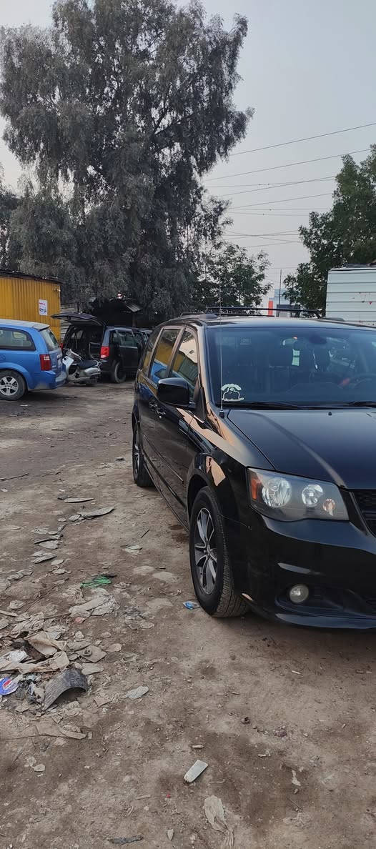 السلام عليكم 
دوج كرفان 2017sxt 
الحادث جاملغ وبنيد بدون دواخل 
ايرباك راجع بلادي 
......... 
ابواب كهرباء 
جنطه كهرباء 
تبريد 3 قطع 
كراسي جلد 
كراسي منفصل سياحي 
تشغيل عن بعد 
داخل اسود
فرس ارضي كبير
فرس سقف مع شاشه 
شاشه دشبول مع كاميرا 
السيارة عليها سيرفس كامل شرط ولا كلوب بالدشبول 
نظيفه جدا جدا داخل وخارج وما عايزة اي شي 
تخم تاير ياباني 
العنوان بغداد الدولعي 
السعر 164
الاتصال 
***********
***********
