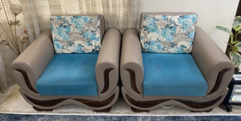 طخم قنفات مكون من 10 مقاعد 
مقعد واحد عدد2 
مقعدين عدد 1
ثلاث مقاعد عدد2
طخم كلش نضيف استخدام قليل 
مكان البصرة المطيحة 
***********
