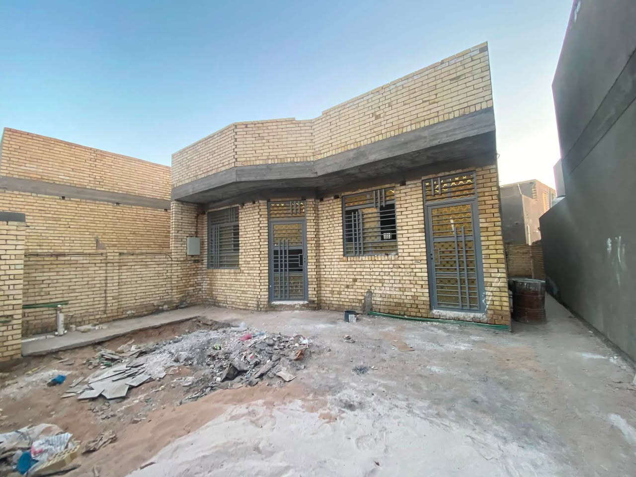 سلام عليكم بيت للبيع مساحة الارض 2015 مساحة البناء ١٥٠ متر موقع البيت نهاية الدوب البيت تستلمه كامل تريده هيج السعر 70 وبي مجال إذا كامل 
***********
