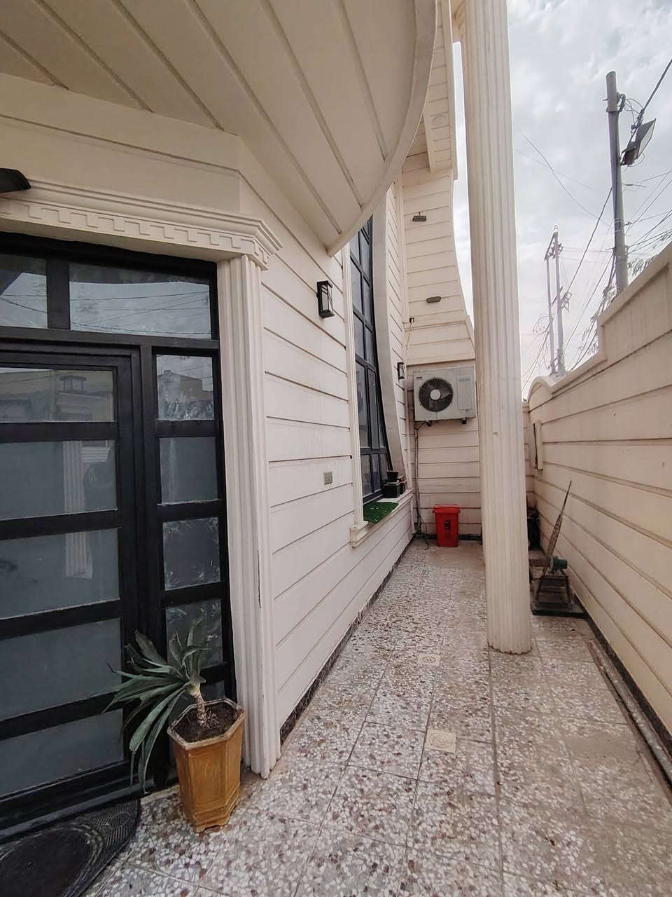 بيت 200 م حي العدالة منطقة 35 شارع 15 قريب شارع المطار خدمي البانزين خانة فرع اوتليت للملابس  بناء درجة اولى داخل مرمر
الطابق الارضي 
صالة واستقبال مجموعة صحية شرقي وغربي وغرفة وحدة ومطبخ ومنور ومكشوفة
الطابق الثاني
3 غرف وصالة ومجموعة صحية
للاستفسار الاتصال على
***********
او المراسلة خاص واتس اب او مسنجر
