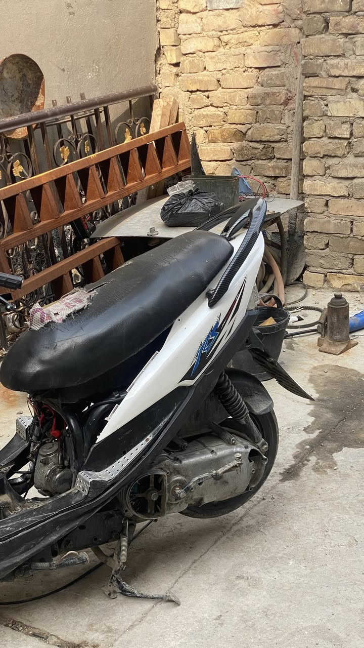 سلام عليكم ماكس عدلة
دراجة كاملة ابيع كوم حديد  على حطتها تجي تحمل وتروح 
دراجة كفرات جدد كاملة مكينة ما مفتوحة  
مكاني بغداد الجديدة 
متواجد فيس واتصال *********** 
سعر 225 الف قفللل بدون عملة
