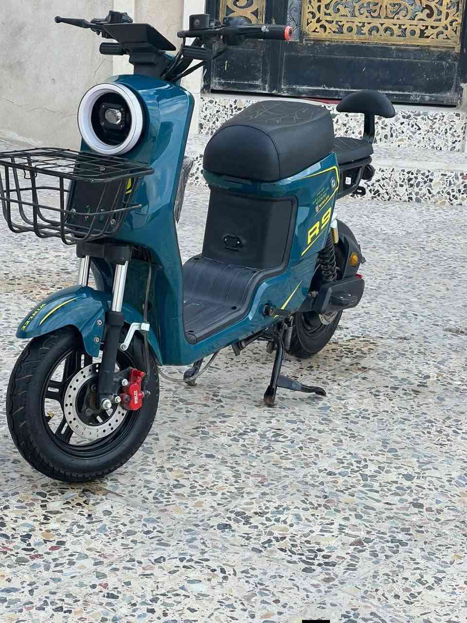 السلام عليكم دراجة شحن للبيع نوع R9 الدراجة طك كارتون موديل 2025الدراجة كلش بيه شغل مابيه اي عطل بطاريات حجم 32امبير حجم كبار الدراجة كلش حلو السعر 450وبيها مجال العنوان البصره الزبير لامو شرا لا يراسل رقم ***********
