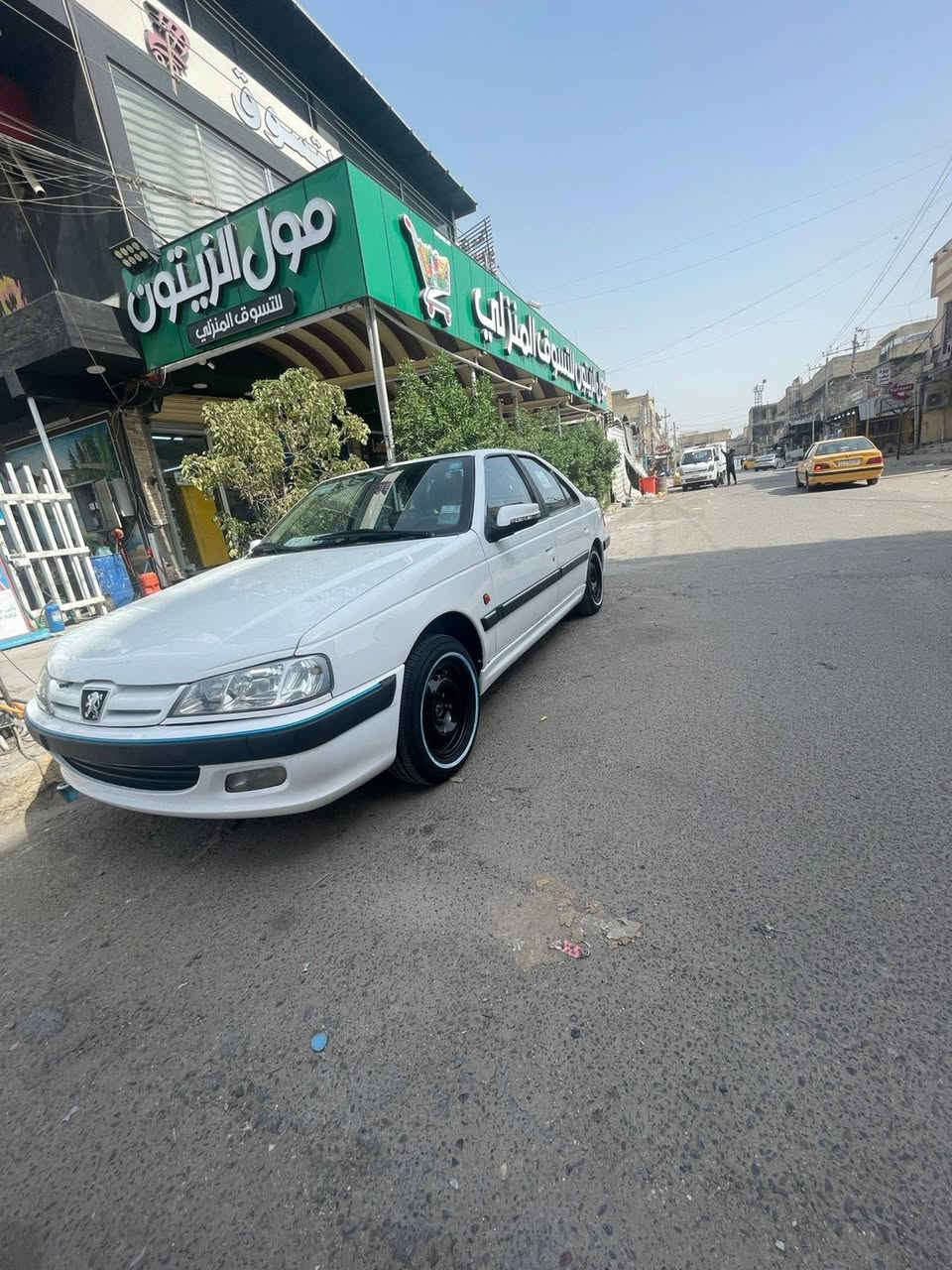 بيجو بارص 2015بيها جاملغ خلفي صبغ وباب بيه طخه مصلحه وخشم البنيد معمر. 1شاشه بيه مشدود2 تخم تاير خط أبيض جديد 3دوشمه كشنات وارضيه كامله السعر 54وبيه مجال.*********** مكاني بغداد الشعب شارع المدارس
