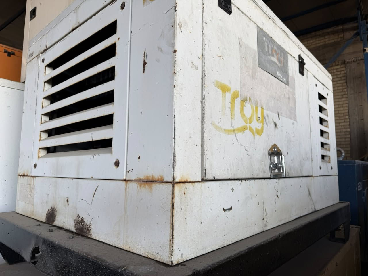 🔷نوع المحرك: لستر بتر انكليزي 🇬🇧
🔷القدره:11 kva
🔷المحرك:2 بستم 
🔷كاتم
🔷شغال ‎%‎100
🔷رقم الهاتف:***********
🔷العنوان:النجف الاشرف حي الامير
