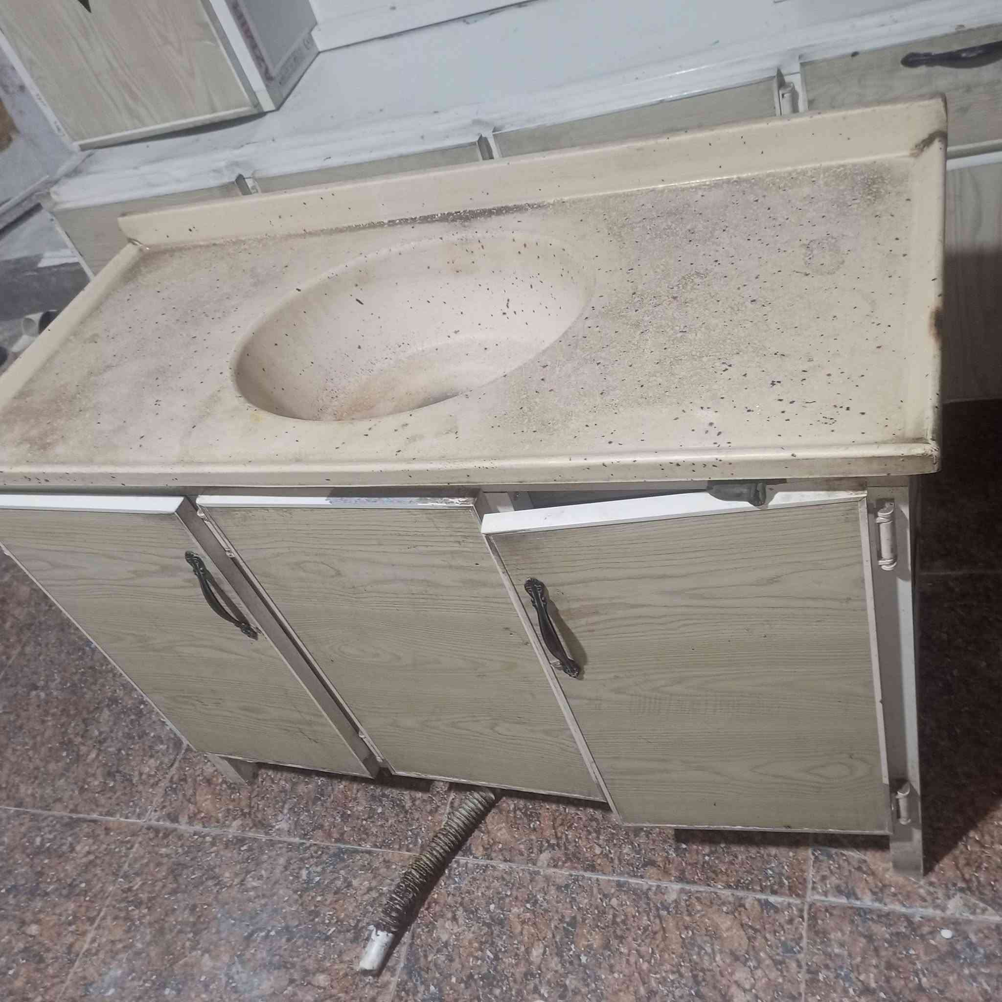 السلام عليكم كاونتر ثلاثه قطع150كنتور ابو اربعه نضيف 150ميز مرايه 40شراي يتصل***********
