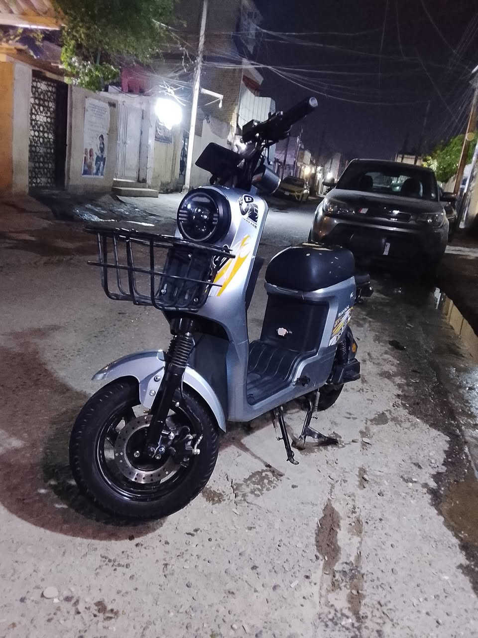 السلام عليكم دراجه شحن R9 من شركه الريان بطاريات ريان اصلي ما مبدله الدراجه مكفوله بيها نقوصات كشن وبربرينات وشخطه بل كڤر الدراجه تجي وياها بصمتين وبايدرات ومرايات وشاحنه اصليه الكهربائية كلها شغاله ملف بلادي 5بطاريات العنوان بغداد الدوره ابودشير السعر 375 وبيها للطيبين*********** وتساب
