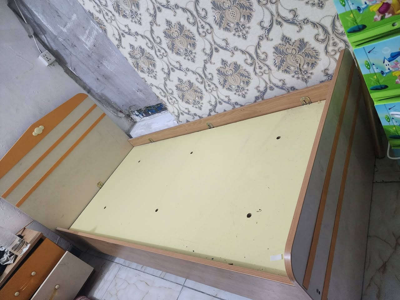 السلام عليكم 
للبيع كناتير عدد ٢   ( ٣ ابواب ) نفس اللون ونفس الموديل مع سرير  نفر واحد نفس اللون والموديل مع كومديات عدد ٢  .. كلهن شلع سعرهن 250 الف    رقم موبايل ***********  عنوان بغداد
