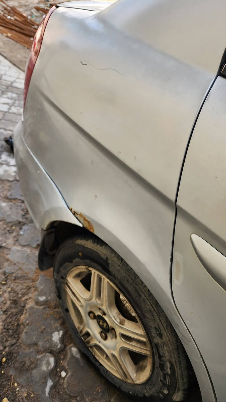 سيارة اكسنت للبيع الحدادة ريد لها شغل والبدي جارد  بسمي كير ومحرك تفحص وتدلل السعر 80 مكاني بصرة مركز رقم الهاتف ***********
