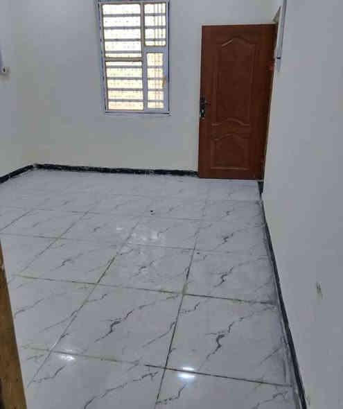 شقه بناء حديث  للايجار طابق اول معزوله في حي الزهور قرب كلية الكنوز تحتوي ع غرفه وصاله ومطبخ وصحيات سعر الايجار 400
***********
