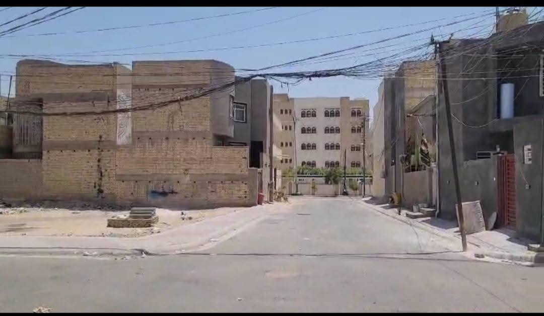 سلام عليكم عرصه طابو صرف مساحه ١٨٠ متر واجه ٩ مكانه مميز ترهم حسينه او سكن للطلاب يعني استثماريه  جاهزه للبيع للاتصال والاستفسار  على الرقم  واتساب ***********
