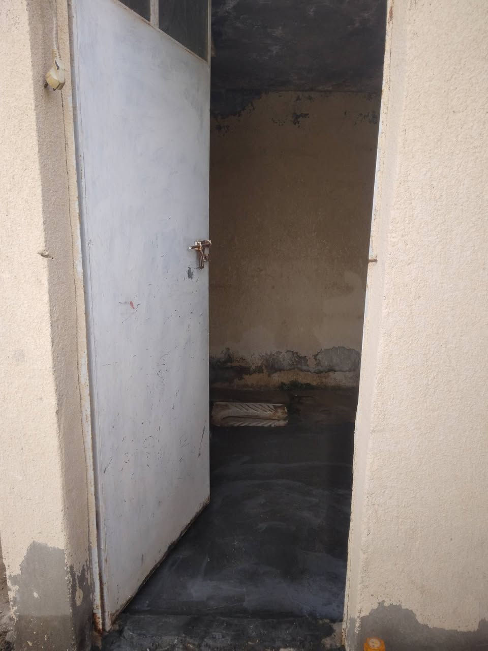بيت للايجار   في كربلاء    ١٥٠   الف   الشهر 
مقابيل الوادي يم  طريق النجف يم عمود ١٢١١
  قريه  ال جميل قريب جامعه العميد المساحه  ١٠٠ متر
غرفه +صاله + مطبخ + ستقبال +  حمام  تواليت مشترك 
بي ماء  + كهرباء    رقم  ***********
