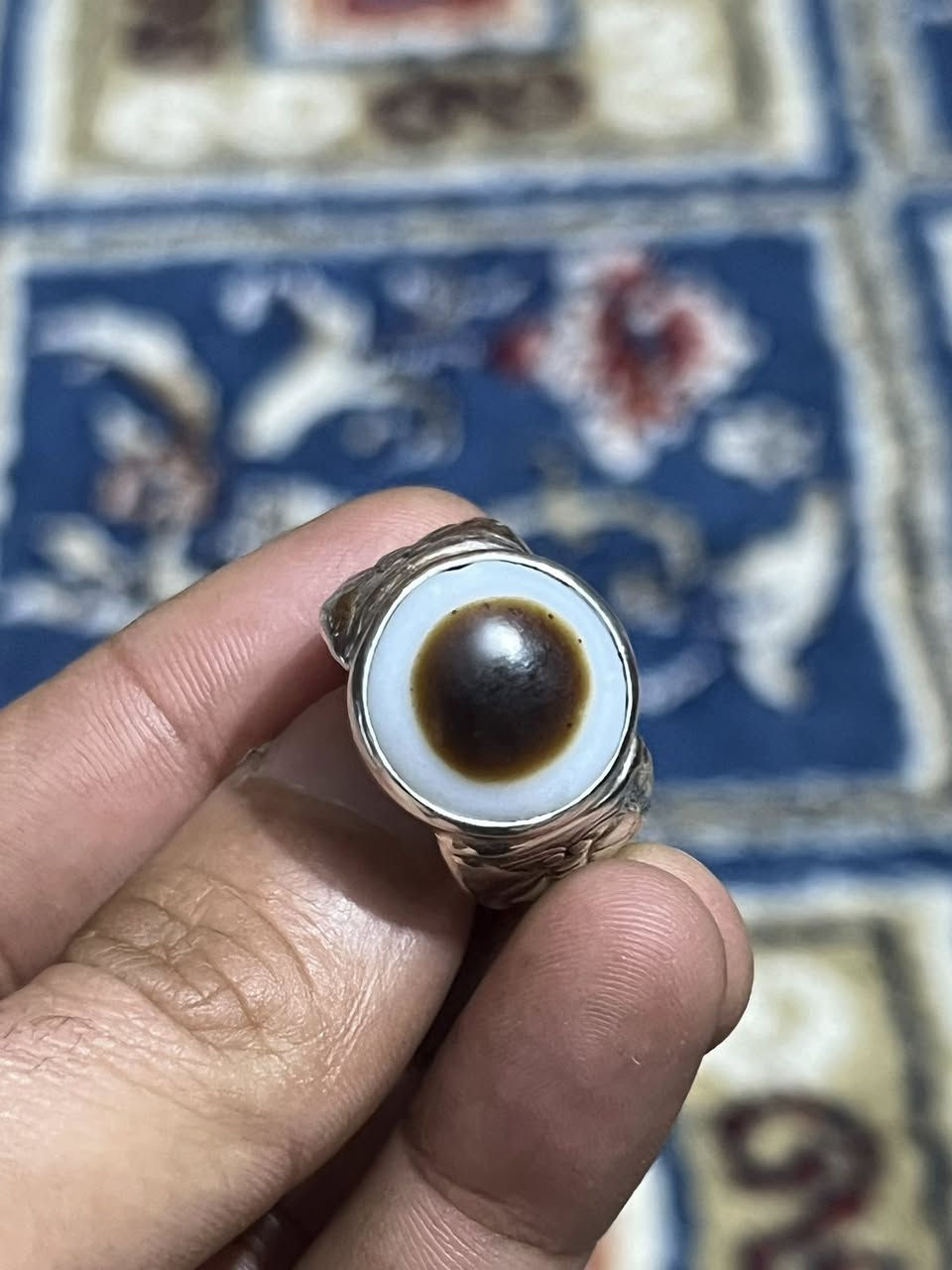 قال الامام علي عليه السلام 
"ابتسم ولو القلب يقطر دما وتوقع خيرا مهما كثر البلاء"            جزع يماني قديم 
شكل قديم 
لون روحه حجم حلو 
صياغه المبدع الحاج طالب ابو مشتاق 
بغداد  الحبيبيه ***********
