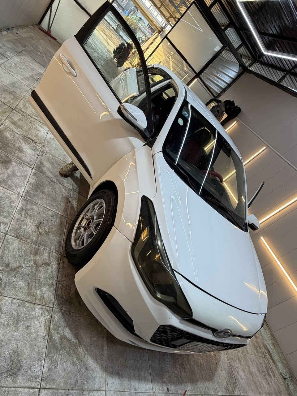 السلام عليكم 
هونداي اكسنت هاج باك
وارد خليجي
موديل 17
رقم بغداد تحويل مباشر
مكينه كير خير من لله
حداديه تخم تاير
تبريد ثلج
سياره نضيفه ومتذب عليه ربع اقتصاديه 
داخله نضيف
بيه صبغ ثلاث قطع رش اثر شخوط فقط
السعر84 وبيه مجال  او مراوس ترهم قسط بس كون مقدمه زينه
مكاني بابل ***********
