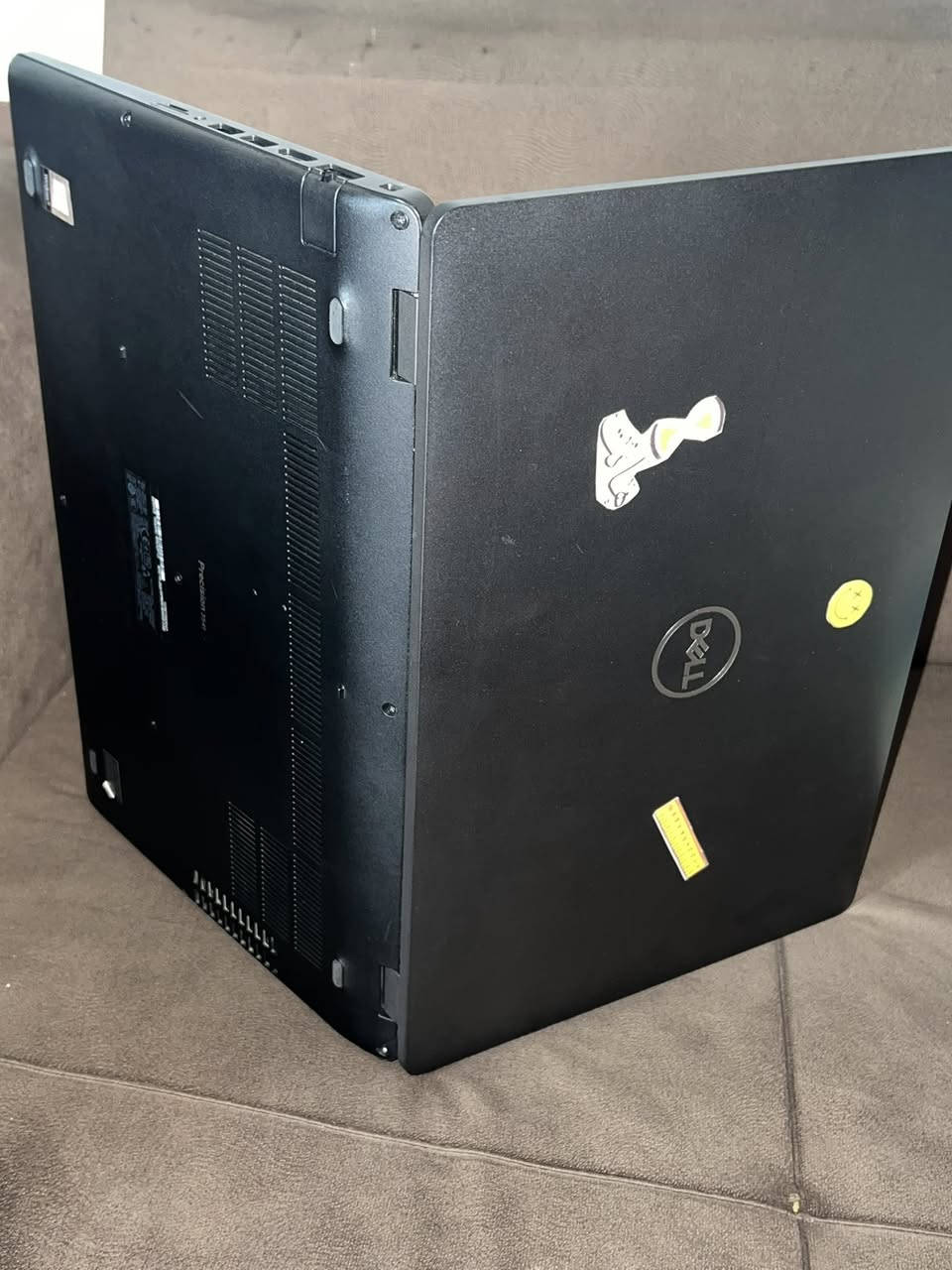 المعالج: Intel Core i5 (الجيل التاسع) - أداء قوي للمهام المتعددة.
الذاكرة العشوائية (RAM): سعة 16GB (تضمن لك سلاسة تامة في التنقل بين البرامج).
​الهارد (Storage): نوع SSD بسعة 256GB (لإقلاع النظام والبرامج بسرعة فائقة).
​كرت الشاشة: كرت شاشة خارجي (Dedicated) بسعة 4GB (مثالي للرندر، التصميم، والألعاب).
​الشاشة: حجم 15.6 إنش (مريحة جداً للعمل الطويل والمشاهدة).

الجهاز منصب عليه مسبقاً مجموعة من أهم البرامج الهندسية (مثل AutoCAD وغيرها

نظيف جداً بحالة الوكالة).
السعر / 440 و بيه مجال قليل 
المكان / كربلاء 
الرقم ***********
