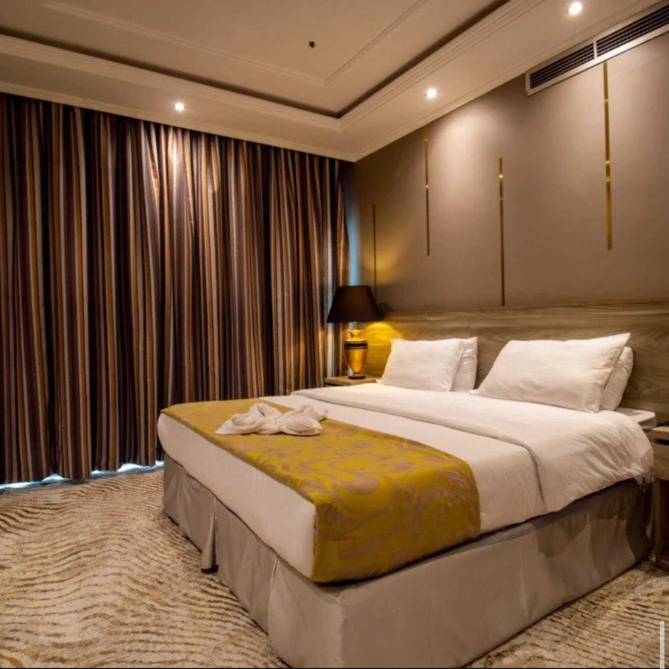 ‼️🚨🌙 عـرض خـاص جداً.. عُمرة النصف الأواخر وعيد الفطر مع شركة طيبة الأنوار 🌙🚨‼️

اغتنم الفرصة ولا تدع أجر العشر الأواخر وفرحة العيد في رحاب مكة والمدينة تفوتك. مقاعدنا قاربت على الانتهاء!

🚨‼️⏳ المقاعد المتبقية 16 فقط! ⏳🚨‼️

بادر بالحجز الآن لضمان مكانك في هذه الرحلة المباركة:
• السعر بعد الخصم: 675 دولار فقط! 💸🚨
• الإقامة في مكة: فندق اريس الششة (خدمات فندقية متميزة).
• الإقامة في المدينة: سكن مركزي قريب من الحرم النبوي.
✨ مميزات الرحلة والخدمات:
• 🚌 النقل: باصات حديثة ومريحة طوال الرحلة.
• 🛣️ الراحة في الطريق: استراحة في شاليهات مجهزة مع تقديم الضيافة الكاملة.
• 🕋 التنقل الداخلي: نقل مجاني (Bus) من الفندق إلى الحرم المكي وبالعكس على مدار الساعة.
• 📜 التصاريح: نضمن لكم إصدار تصاريح دخول الروضة الشريفة.
• 🎁 هدايا المعتمرين: هدايا خاصة لكل معتمر + مياه زمزم المباركة.
📍 للحجز والاستفسار:
العنوان: الأنبار - الرمادي - منطقة البوفراج قرب البوابة
سارعوا بالحجز، فالأماكن محدودة جداً والأولوية لمن يسجل أولاً!

***********
***********

‼️الانطلاق من مدينة الرمادي ‼️
