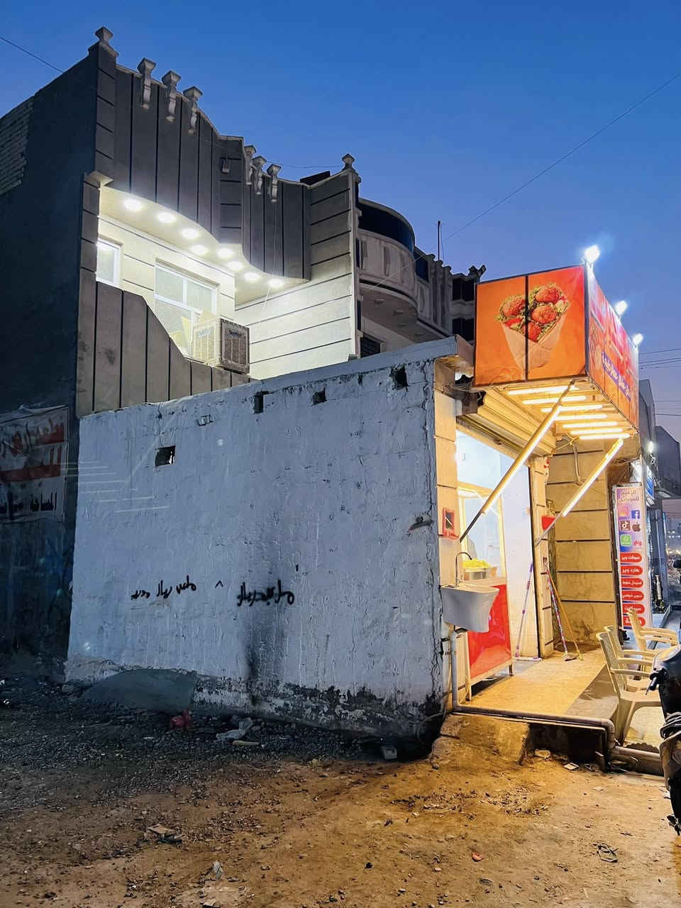 سلام عليكم بيت بالعبيدي شارع 20بيت يحتوي علة 4غرف نوم +3حمامات بيت بي محل مساحة 120 واقع حال أبيع 100  موقعه على الشارع العام زراعي رقم الهاتف ***********
