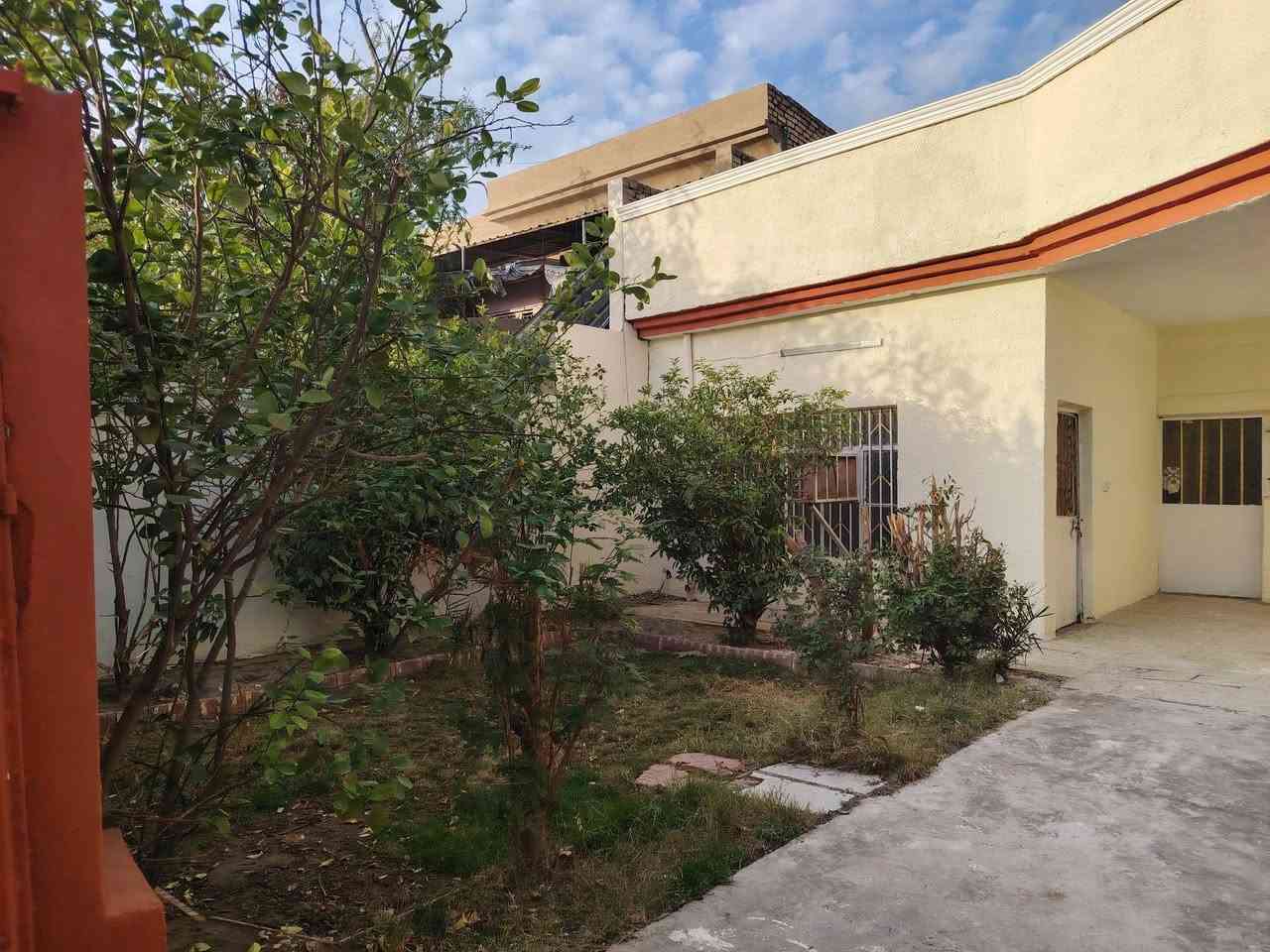 يالله سلام عليكم دار للبيع بغداد المدائن منطقه بانوراما شارع المدارس طابو ملك صرف سكني مساحه ٢٥٠ متر يتكون الدار من غرفتين نوم وصاله واستقبال ومطبخ وكراج سيارة حديقه صحيات داخلية خارجيه... والطابق الثاني غرفة نوم سويت حمام صحيات السعر ١٨٥وبي مجال للاستفسار الاتصال على الارقام *********** أو *********** وات ساب
