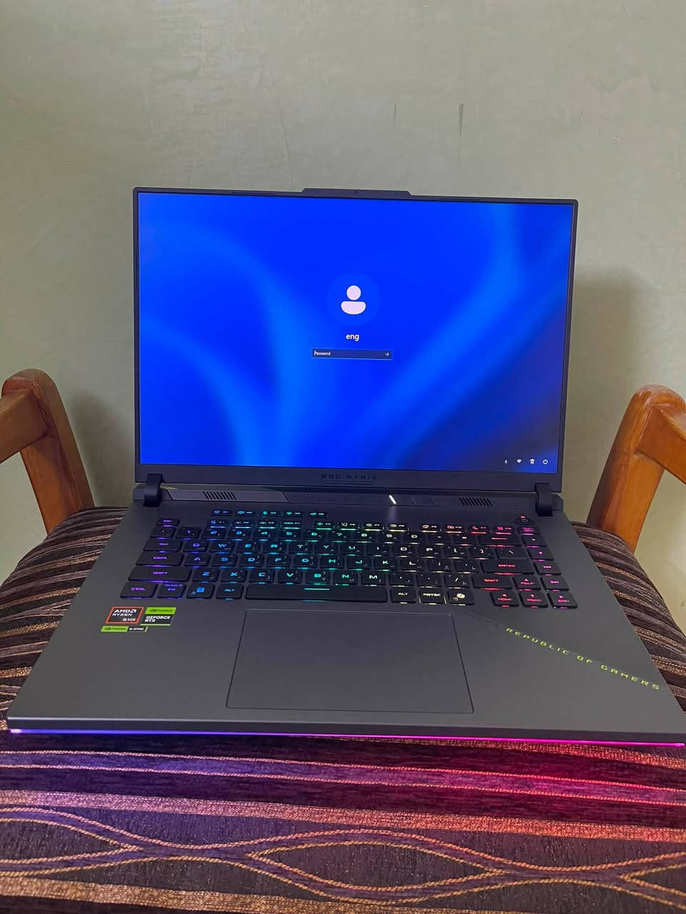 جهاز لابتوبASUS ROG STRIX G16 جديد ونظيف من كل النواحي مستعمل قليل جداً
مواصفاته:

1-معالج AMD Ryzen 9 9955HX "

2-كرت الشاشة NVIDIA GeForce RTX 5070Ti
بسعة12GB VRAM "

3-الرام 32GB " 

4-التخزين SSD NVMe بسعة 1TB

مواصفات الشاشة:
1-الحجم 16انش

2-الدقة WUXGA (1920x1200)

3-نسبة العرض 16:10

4-معدل التحديث 165Hz

5-الاضائة RGBللكيبورد وشريط امامي

6-اللون volt green 

لابتوب قوي جدا من كل النواحي وممستعمل بس قليل جداً

سعرة: 3.000.000مليون "

للتواصل : ***********
