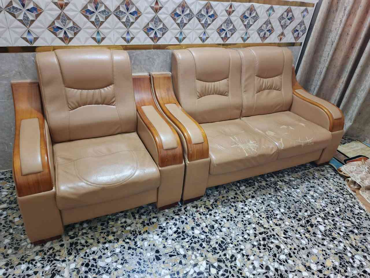 السلام عليكم تخم مكتبي للبيع 7مقعد نضيف شتريته 250الف ريده 200الف ***********
