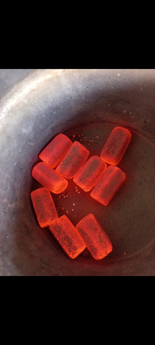 بمناسبة عيد الرمضان المبارك تخفيضات  فحم فنكر وزن عشرة كغم سعرة ٢٢الف واصل بغداد لاريحة والدخان ولا اي غاز رماد مقبول قوية بشكل مو طبيعي  للاستفسار ***********  واتس اب
