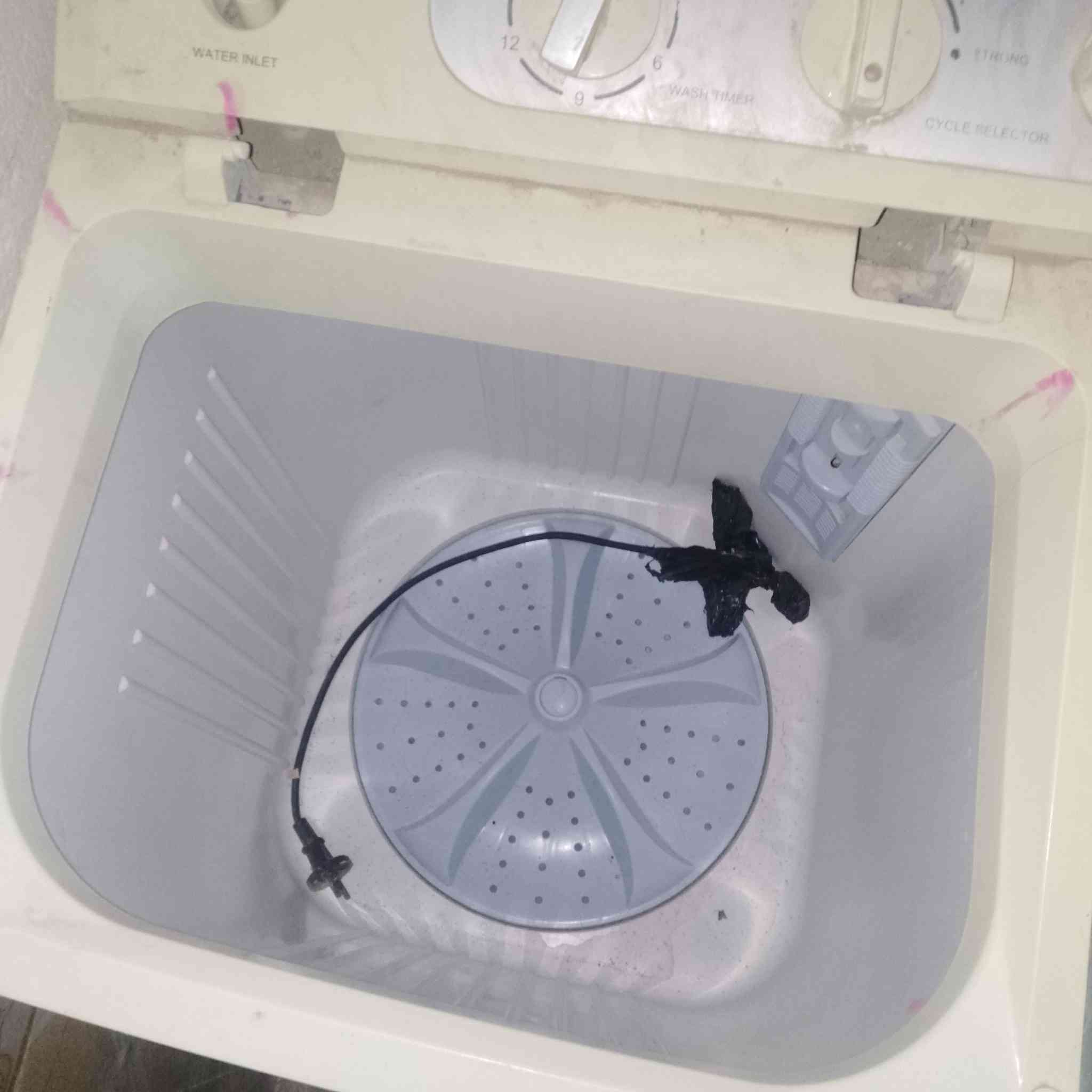 السلام عليكم غساله للبيع شغاله كلشي مابيه بس التجفيف عوزه دهن كاضه بسعر مناسب
***********
