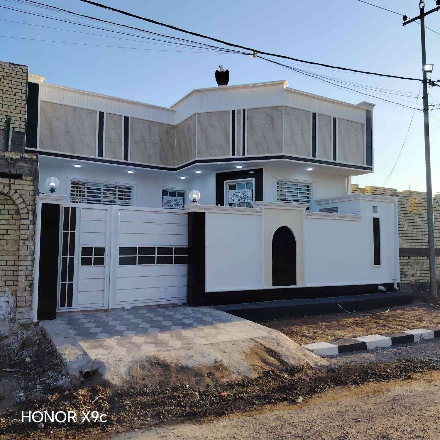 دار للبيع
للبيع مجمع حجي حسين مقابل مستشفى قريب أسواق أبو احسان 
يتكون من استقبال 
وغرف نوم العدد 2 
صاله 
مطبخ حار وبارد 
صاله فوك طول 7متر 
مجمع صحيات داخلي و خارجي 
مناور العدد 2 
المساحه 200 متر 
بناء طابوك جمهوري درجه اولى 
البيت فارغ جاهز لسكن 
جهز من البناء بتاريخ 20/2/2026
استفسار ***********
***********
