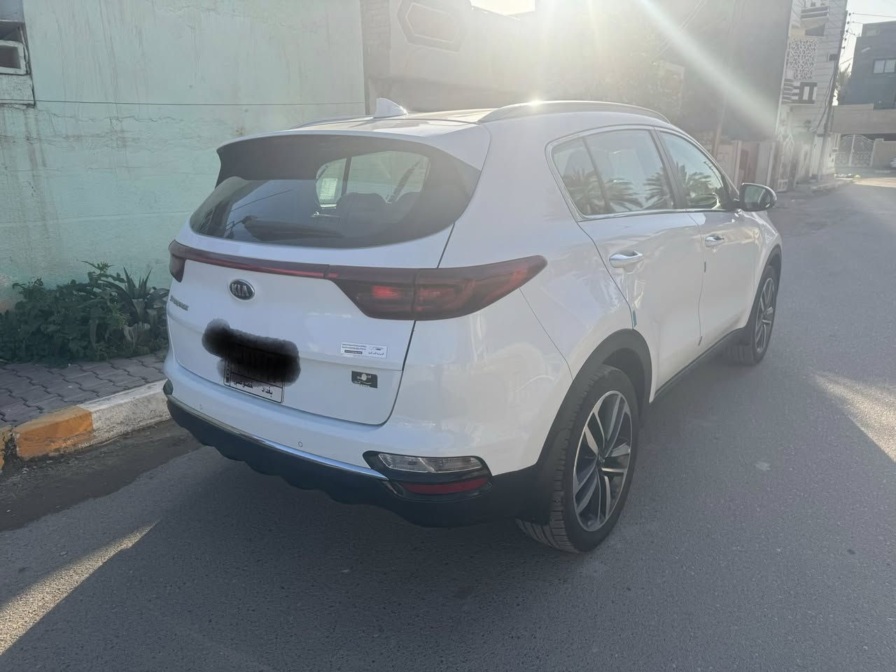 السلام عليكم 
سبورتج 2020 لون ابيض رقم بغداد باسمي السيارة ماشية 98 الف السيارة على وضع الشركة حتى تبديل الدهن بالشركة بدون بارد وصبغ مقفولة فقط بيه شخط بسيط الدعامية الخلفية والباقي على وضع الشركة ( تخم تاير جديد ) 
السعر  205 $ للتواصل *********** مكان السيارة بغداد المحمودية
