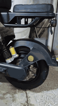 R7 للبيع دراجة نضيفة بطاريات جدد موديل 2025 كهربائيات كلها شغالة بيع م...