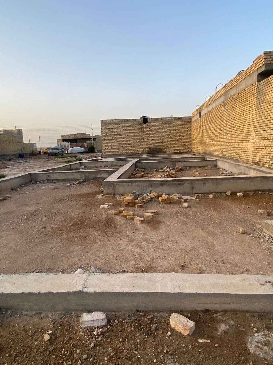 السلام عليكم 
قطعة للبيع المساحة ٢٥٠ 
الواجهة ١٠ النزال ٢٥
 منطقة القصور نزله نعمة الريفي مجاور معرض الأثاث
للاستفسار يرجى الإتصال على الرقم 
***********
