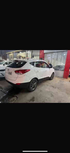 السلام عليكم هونداي توكسان 2015 خليجي ماشيه 127 مكينة وگير  ع وضع الشركه ممفتوحات رقم وهزه جديده لايتات وجامه جديده صدر امامي خلفي جديد 
تايرات وباتري نظيفة جداً وكهربائيات كلها شغاله السياره مابيها اي نقص يحتاجلها فقط حمام وبولش بيها بعض الرصعات والشخوط صبغ باب الصدر فقط علماً السياره بأسمي تحويل مباشر
(السونار داخل المنشور ) السعر 139 نهائي 
مكان السيارة بغداد المشتل للاستفسار هـ ***********
