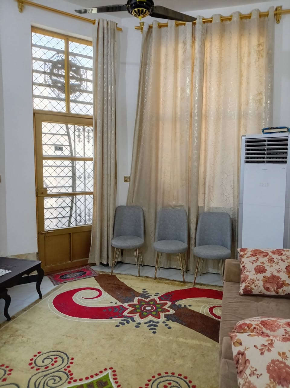يالله بيت للبيع المساحه 240 متر معه قطعه ١٠٠ متر مربع مجيسه مدفونه او جاهزه للبناء سند ٢٥ قرار محكمه خدمات كامله مي كهرباء مجاري مدارس قريبه كلش للشارع البيت يحتوي على غرفه او صاله ستقبل مطبخ صحيات داخليه او خارجيه البناء طابوك صب كونكريت مسلح نزال او سكف السعر 85 معه مجال العنوان كربلاء طوريج شارع الحوالي خلف مطعم قنديل /

مراجعت مكتب الإبداع للعقارات العنوان شارع الحوالي قرب مطعم قنديل *********** /*********** وتساب
