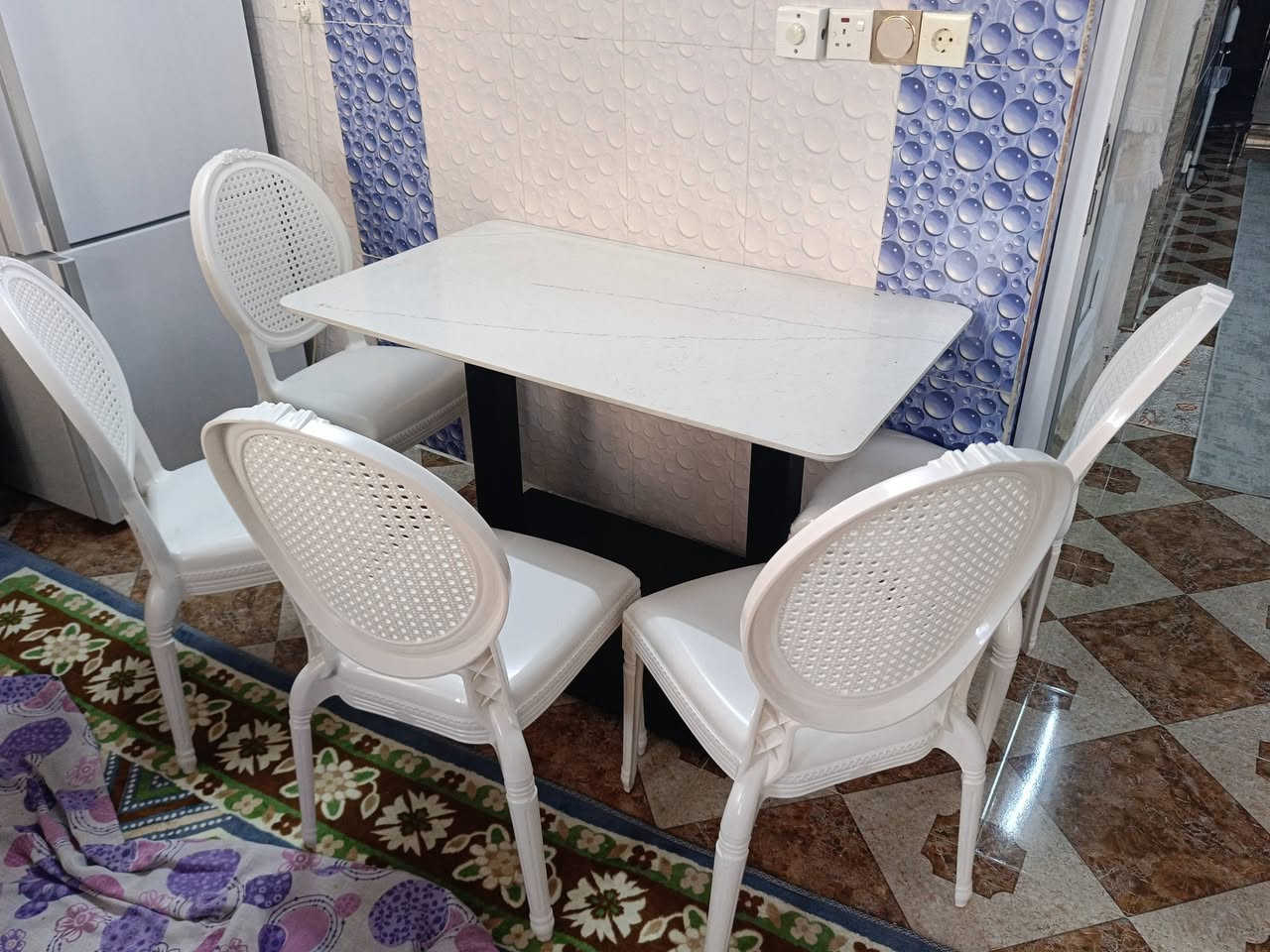 ميز مع 5 الكراسي للبيع موصل /بيسان
السعر 240 ألف
قبل اسبوع اشتريتها ب 320 سبب البيع مطبخ اصغير ما يرهم عندي ***********
