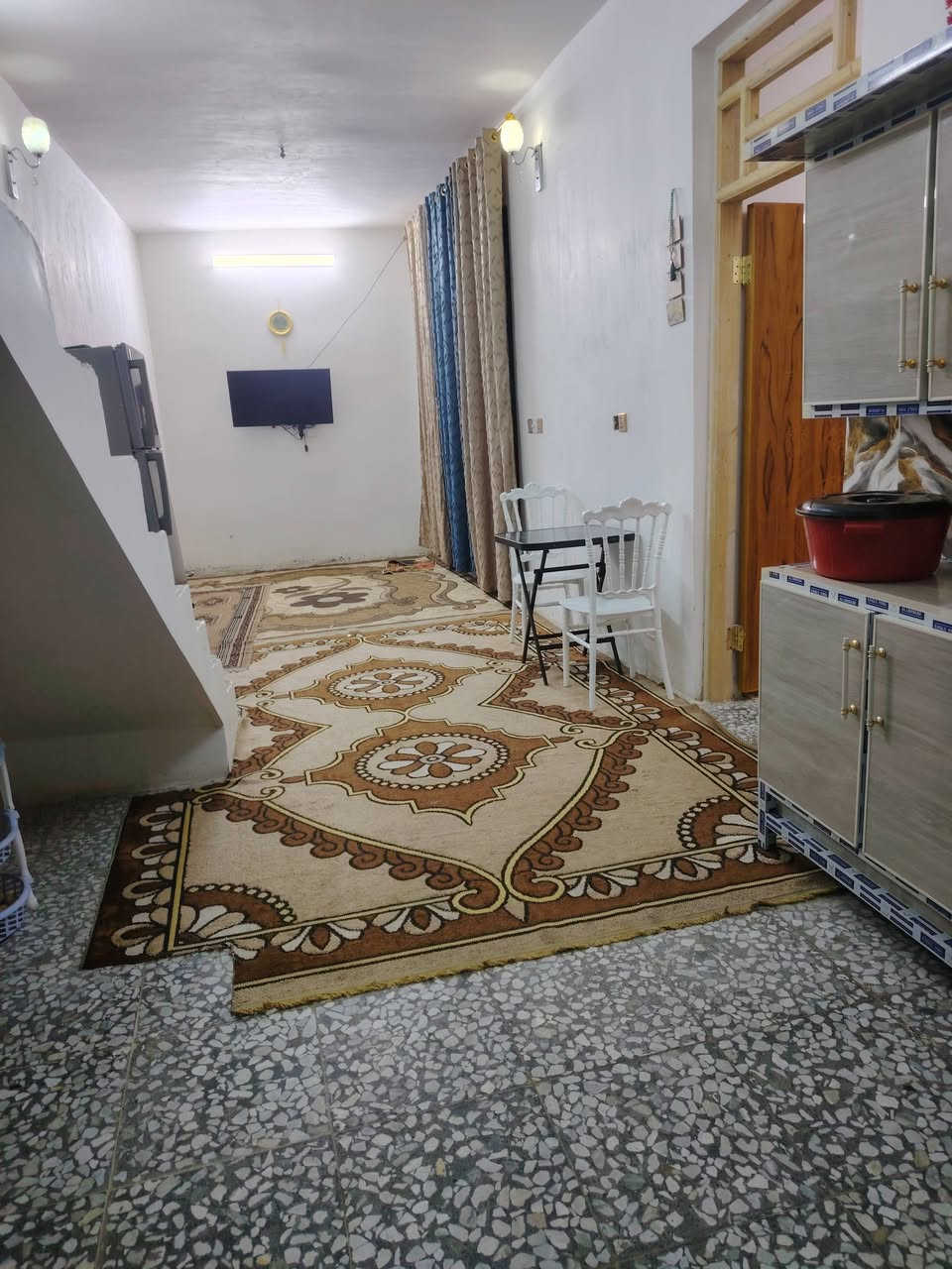 سلام عليكم بيت للبيع في حي الأمير قرب شارع البحيره كل الخدمات موجوده مساحة {90 متر يحتوي صاله 11متر وغرفت نوم 5×5 ومنور وحمام ومساحته حوش نوع العقار سند 25 زراعي سعر 32 بي مجال للاستفسار ***********
