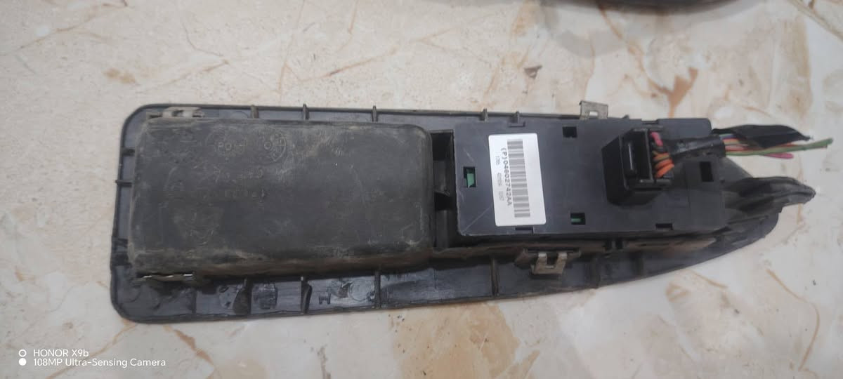 سلام عليكم 
تحكم جام مال السايق ومال الصدر اوباما 2007
وچوك مال الايت  ب50الف
 
فيشة فيت بم اصلية مال گصه جديده ب10
مراية وسطية مال اوباما ب15
عنواني نجف ***********
