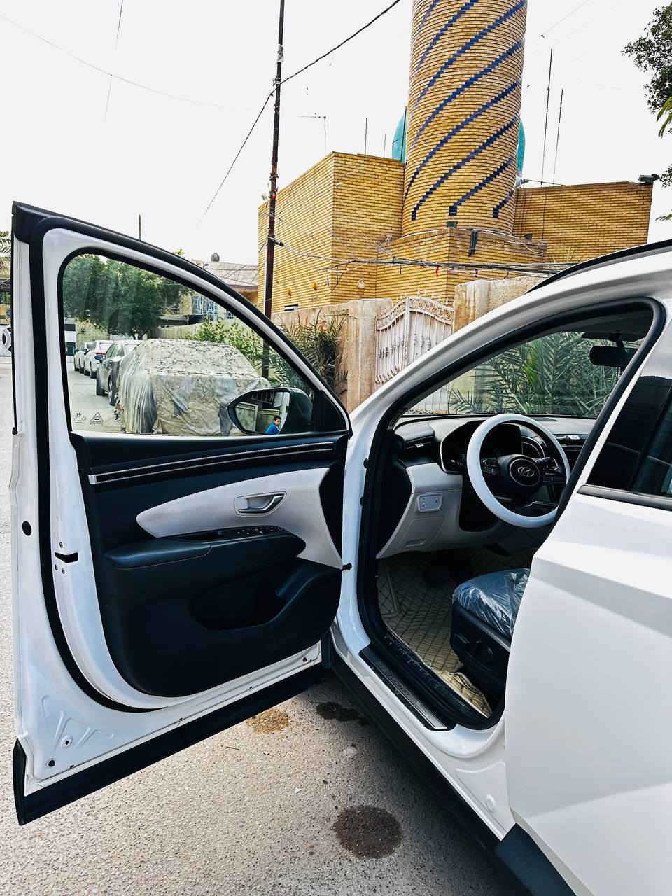 توسان موديل 2022 خليجي
السلام عليكم السيارة خليجية مكينة 2000 ماشية 34 الف مكفولة كفالة مواصفاتها 
تبريد قطعتين 
لايتات زينون 
بلك لايت لد 
مانع انزلاق 
اوتو هولد 
شاشة كبيرة 
كار بلي 
تحكمات ستيرن 
اشاير بالمري 
مري شفط 
اشاير ترحيب 
وبعد بيها مواصفاات  
للاستفسار *********** 
ومتواجد ع الواتساب
